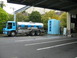 財宝温泉の工場とトレーラー