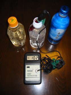 普通のペットボトルに入れた電解還元水の還元電位の変化を測定しました