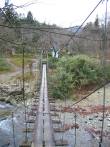 つり橋から水場を望む